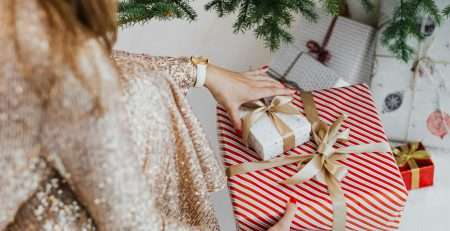 reagli di Natale per bambini sotto l'albero